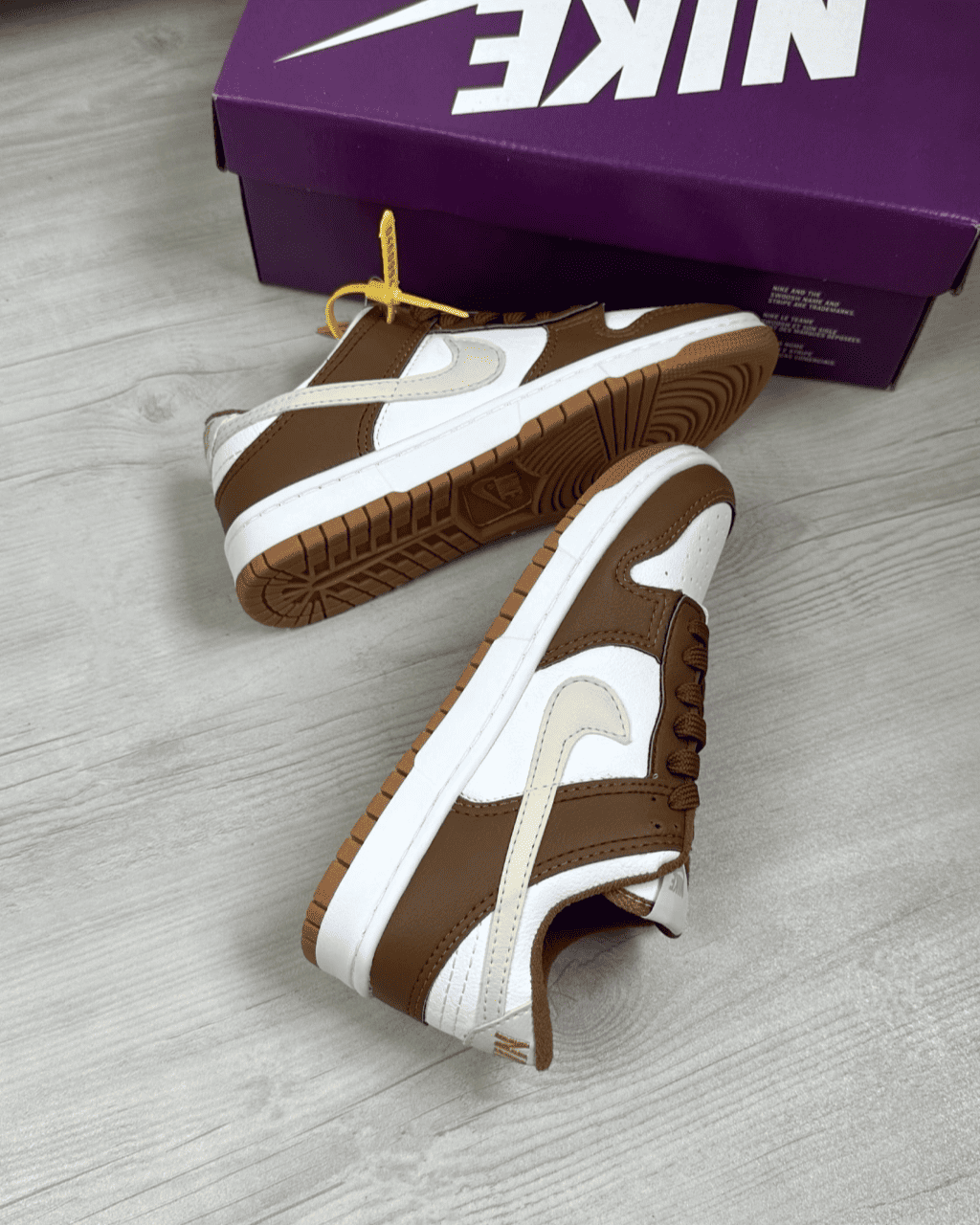 Tênis Dunk Marrom e Off White Feminino Casual com Duas Opções de Cadarço