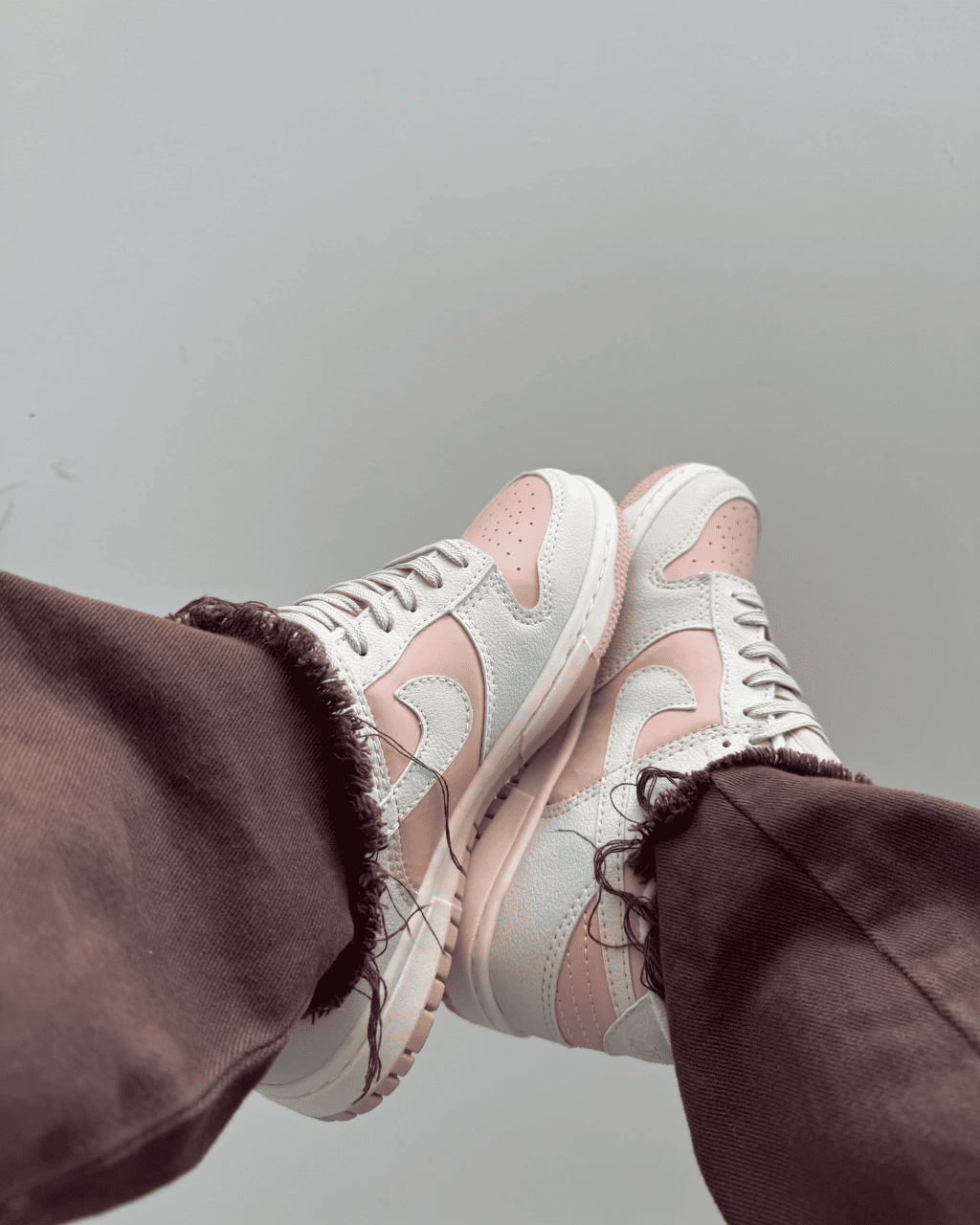 Tênis Dunk Feminino Off White e Rosa com Cardaços Duplos