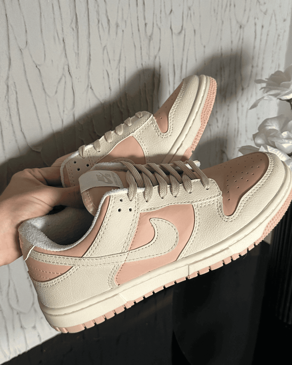 Tênis Dunk Feminino Off White e Rosa com Cardaços Duplos