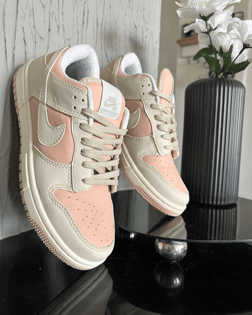 Tênis Dunk Feminino Off White e Rosa com Cardaços Duplos