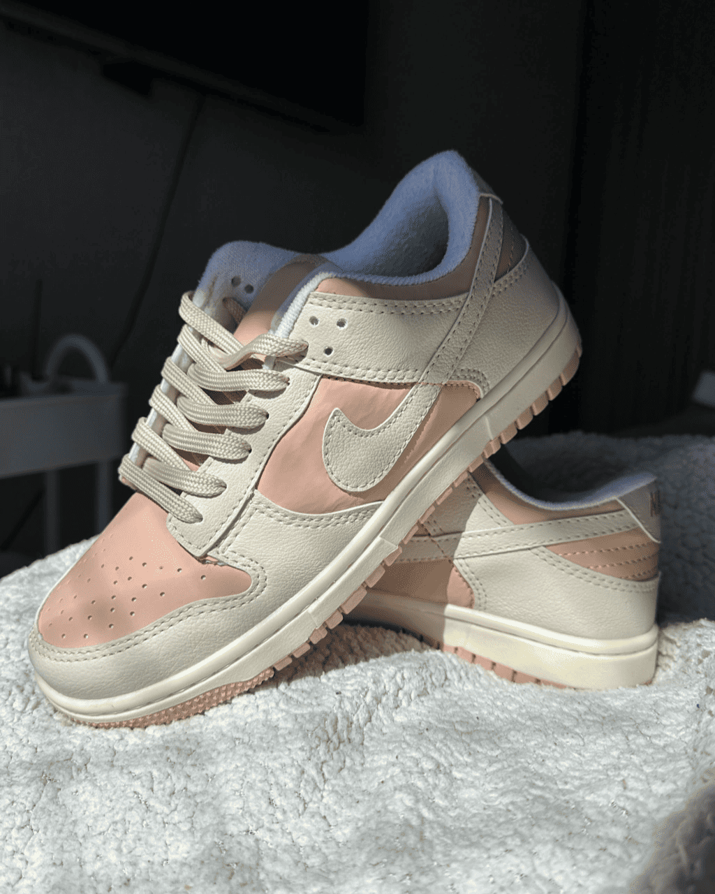 Tênis Dunk Feminino Off White e Rosa com Cardaços Duplos
