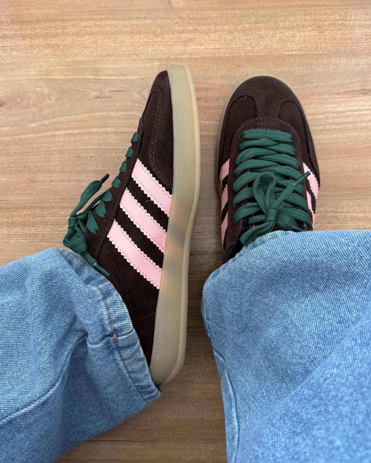 Tênis Gazelle marrom com rosa e cadarço verde feminino