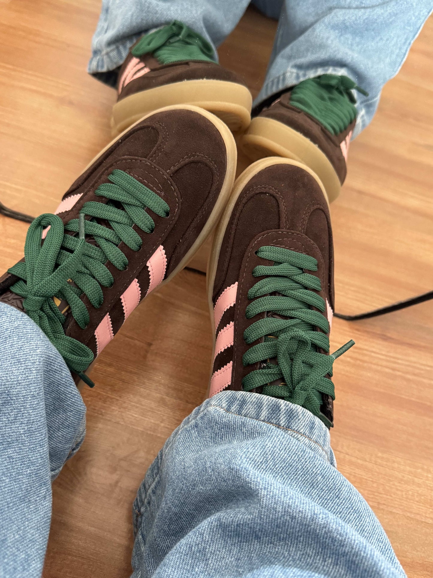 Tênis Gazelle marrom com rosa e cadarço verde feminino
