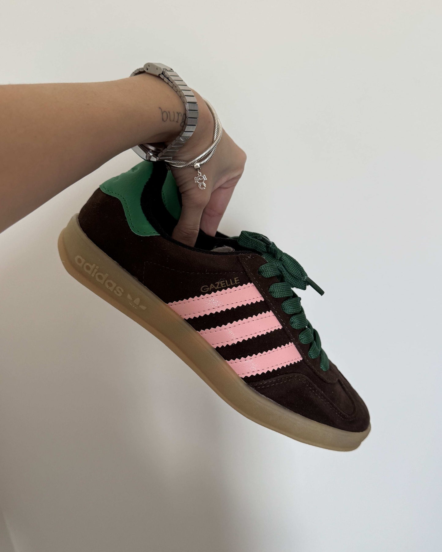 Tênis Gazelle marrom com rosa e cadarço verde feminino