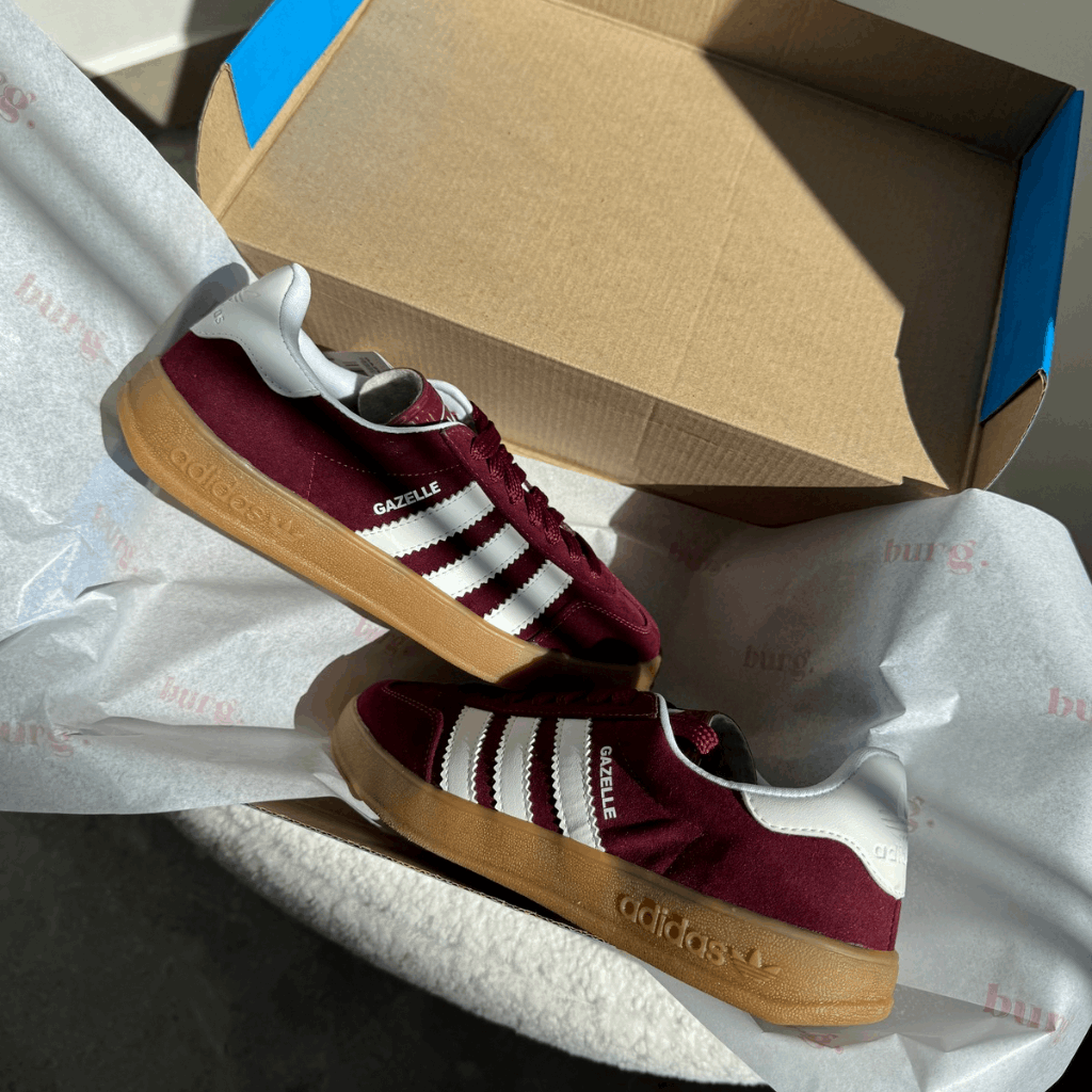 Tênis Gazelle vinho feminino em camurça com listras brancas e solado caramelo