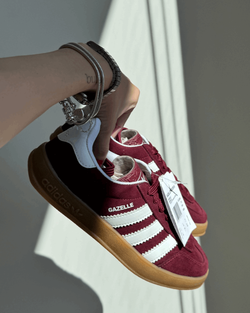 Tênis Gazelle vinho feminino em camurça com listras brancas e solado caramelo