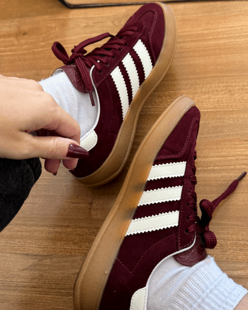 Tênis Gazelle vinho feminino em camurça com listras brancas e solado caramelo