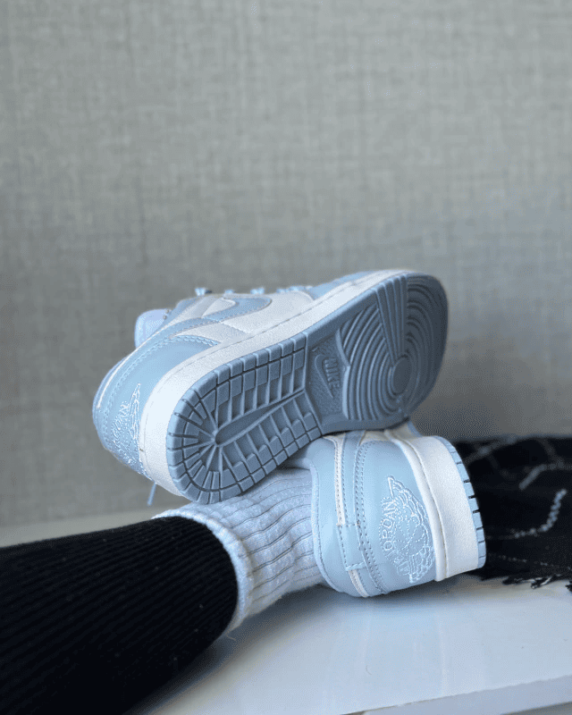 Tênis Jordan Low Azul Baby feminino com detalhe branco e pingente personalizado
