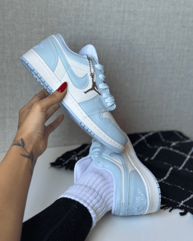 Tênis Jordan Low Azul Baby feminino com detalhe branco e pingente personalizado