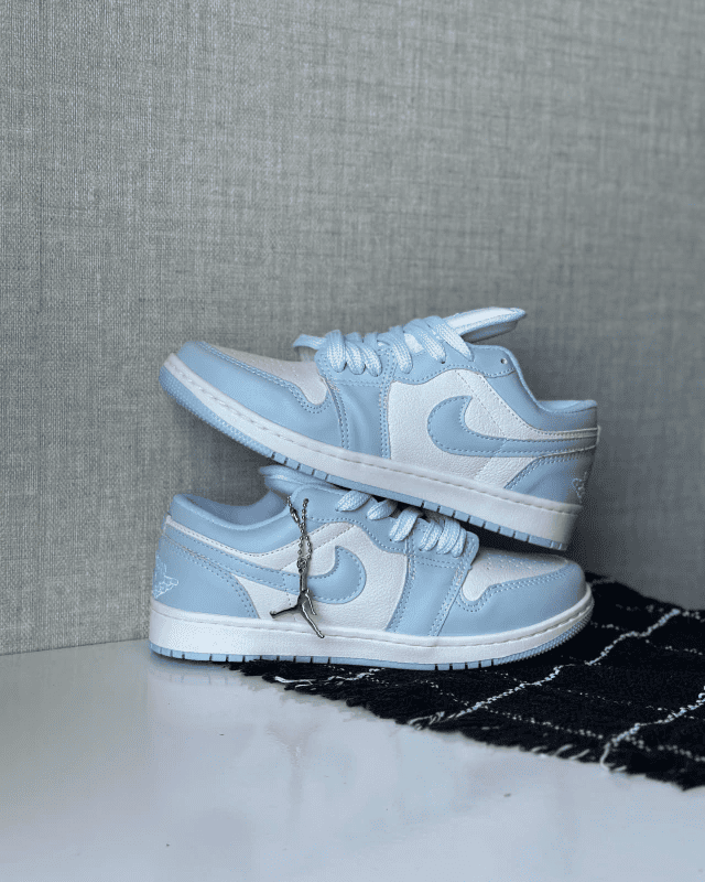 Tênis Jordan Low Azul Baby feminino com detalhe branco e pingente personalizado