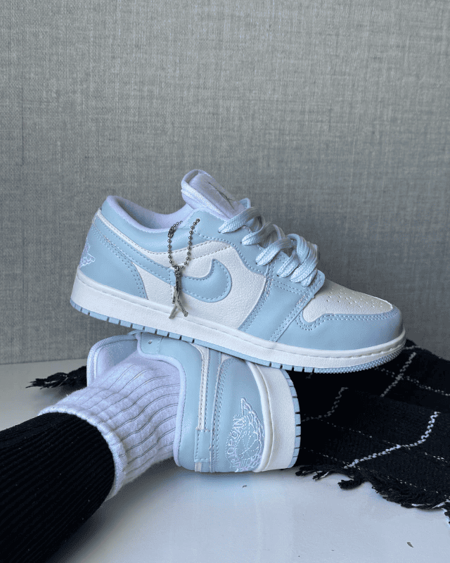 Tênis Jordan Low Azul Baby feminino com detalhe branco e pingente personalizado
