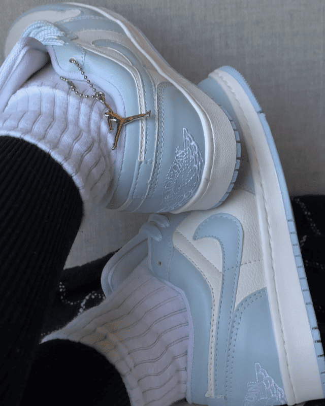 Tênis Jordan Low Azul Baby feminino com detalhe branco e pingente personalizado