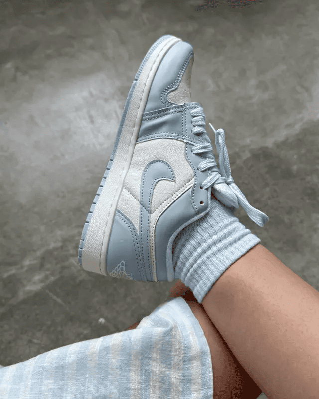 Tênis Jordan Low Azul Baby feminino com detalhe branco e pingente personalizado