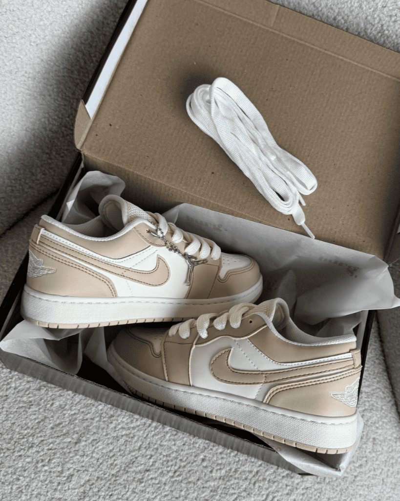 Tênis Jordan Low Nude feminino com cadarço duplo em embalagem