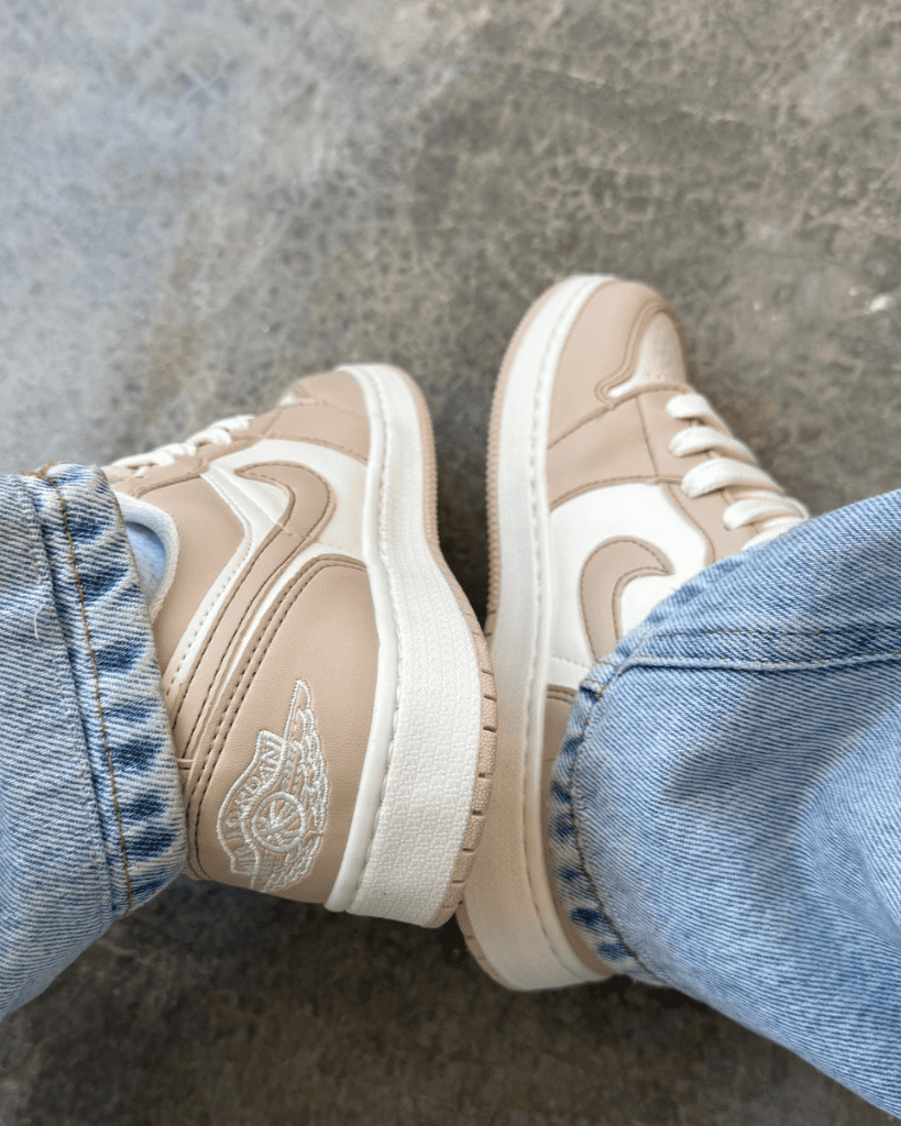 Tênis Jordan Low Nude feminino com cadarço duplo em embalagem