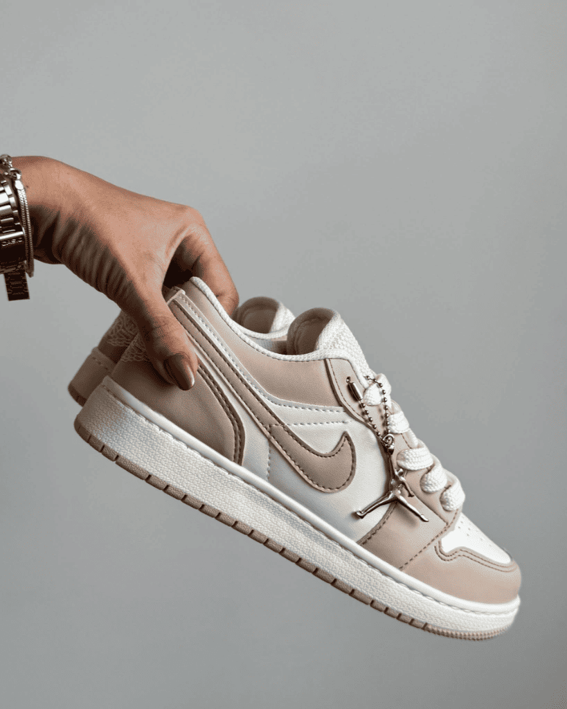 Tênis Jordan Low Nude Feminino com Duas Opções de Cadarço