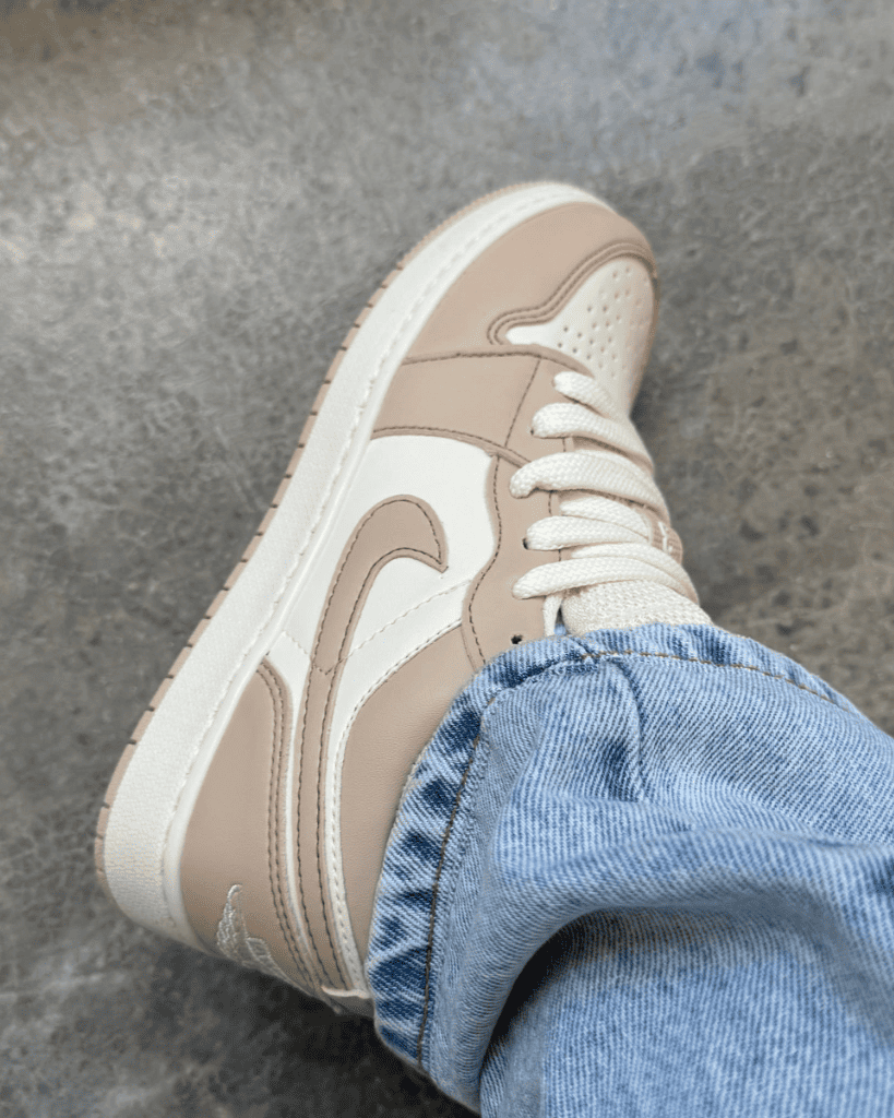 Tênis Jordan Low Nude Feminino com Duas Opções de Cadarço