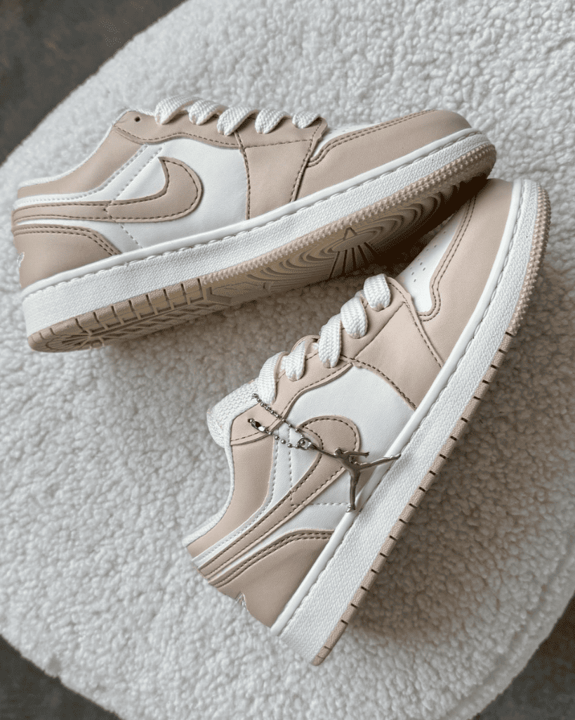 Tênis Jordan Low Nude feminino com cadarço duplo em embalagem