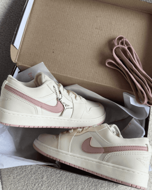 Tênis Jordan Low feminino off white com rosa claro e cadarço extra