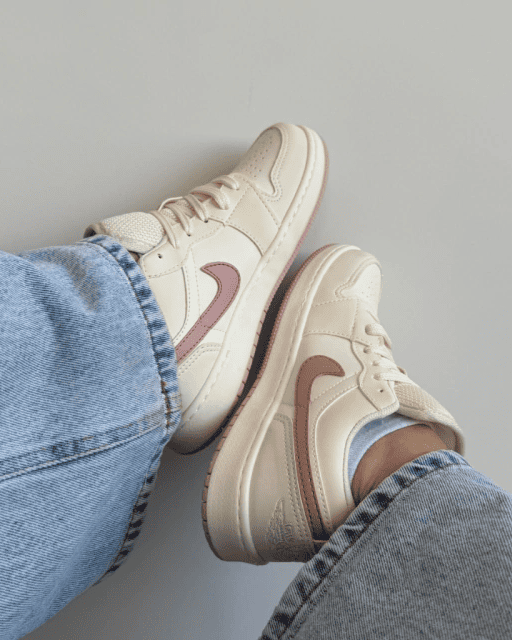 Tênis Jordan Low feminino off white com rosa claro e cadarço extra