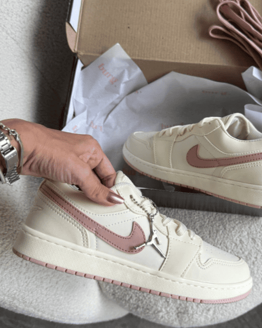 Tênis Jordan Low feminino off white com rosa claro e cadarço extra