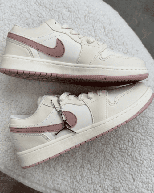Tênis Jordan Low feminino off white com rosa claro e cadarço extra