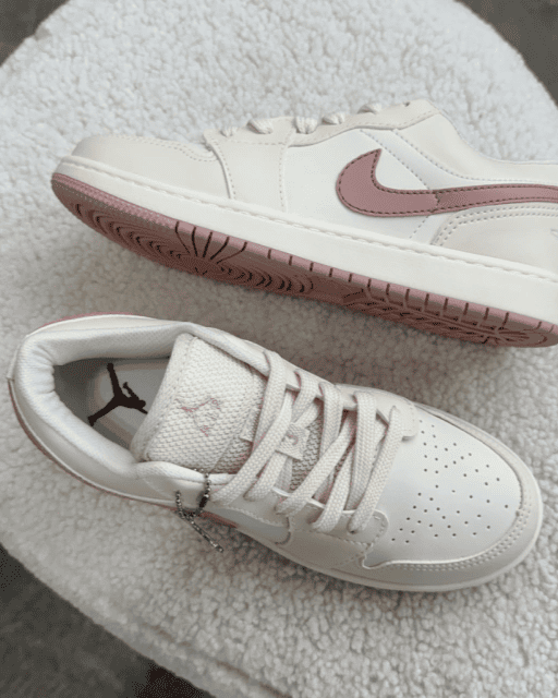 Tênis Jordan Low feminino off white com rosa claro e cadarço extra