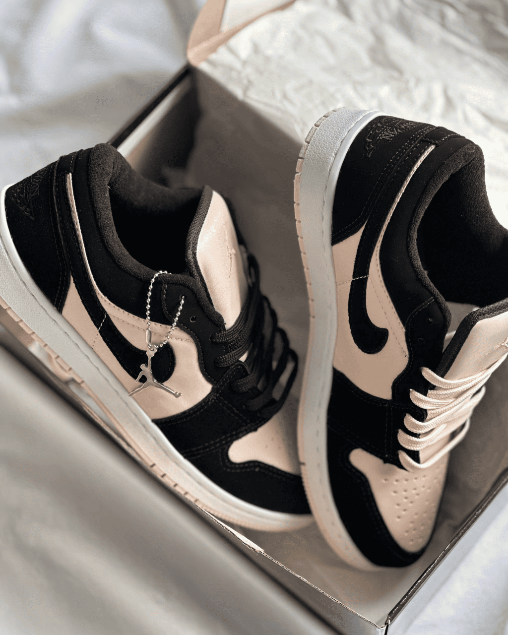 Tênis Jordan Low Preto e Rosa Feminino Casual com Cadarço Duplo
