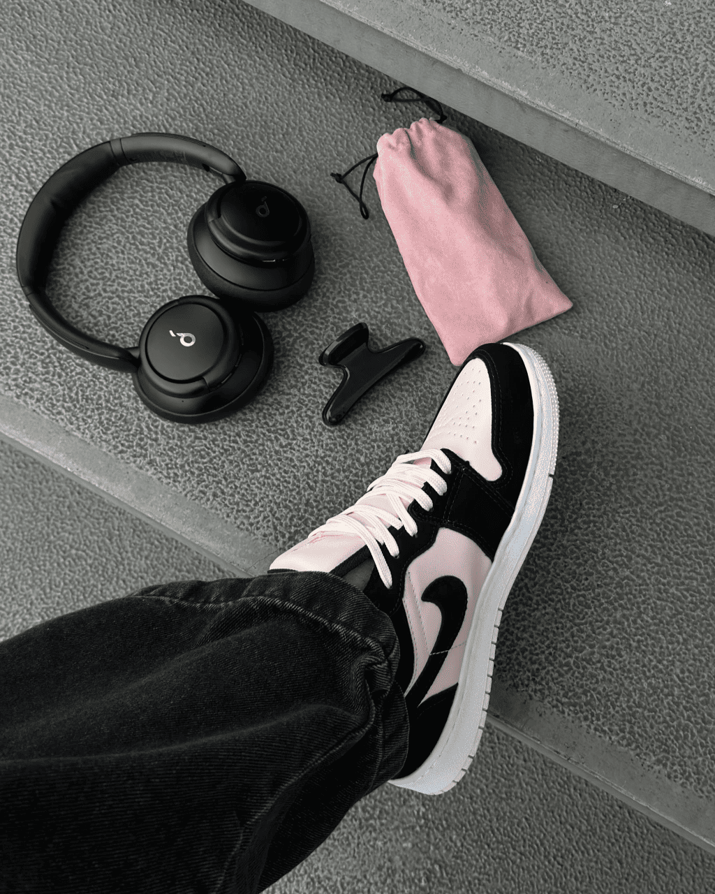 Tênis Jordan Low Preto e Rosa Feminino Casual com Cadarço Duplo