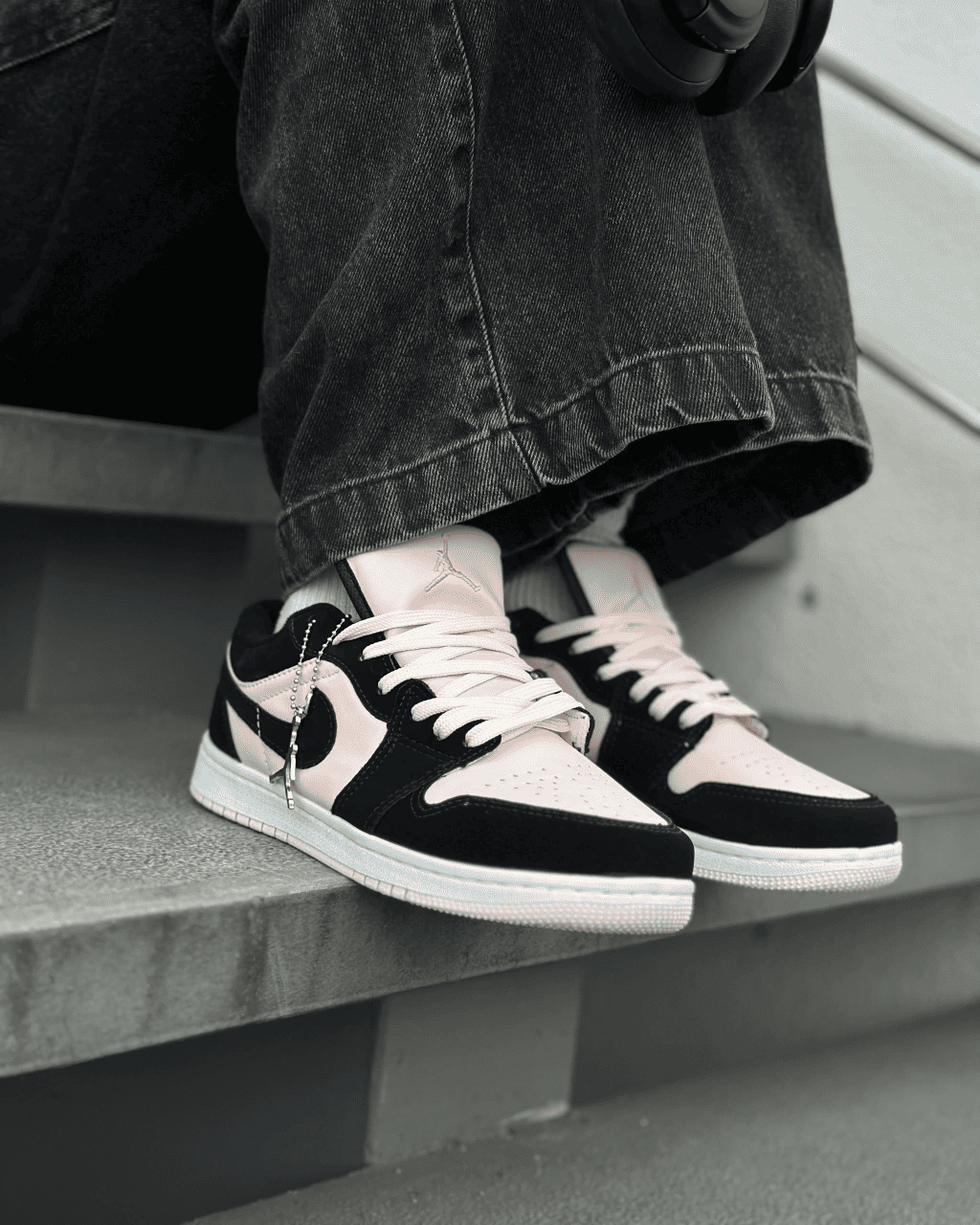 Tênis Jordan Low Preto e Rosa Feminino Casual com Cadarço Duplo