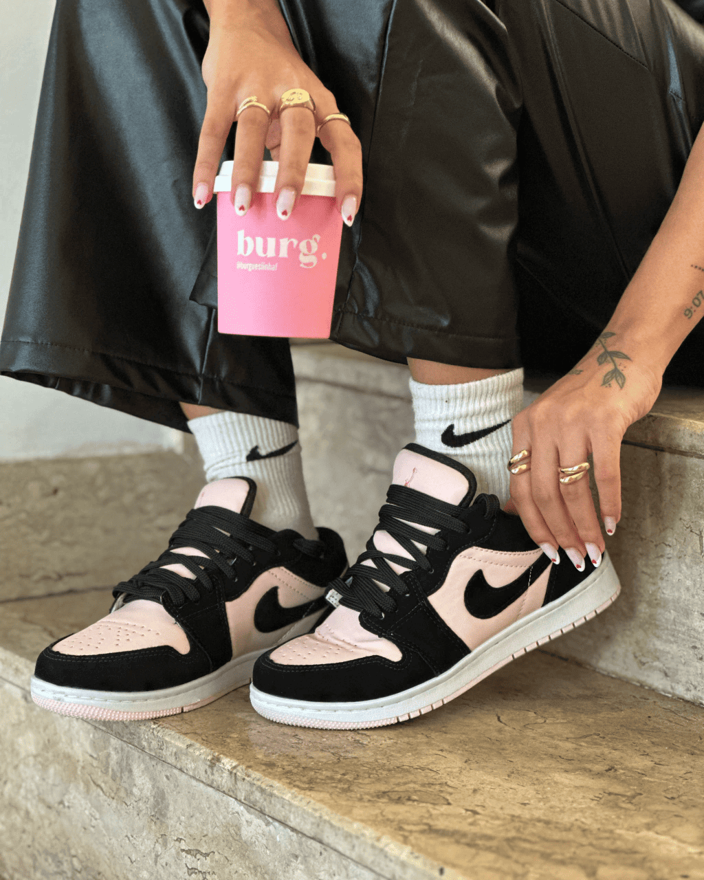 Tênis Jordan Low Preto e Rosa Feminino Casual com Cadarço Duplo