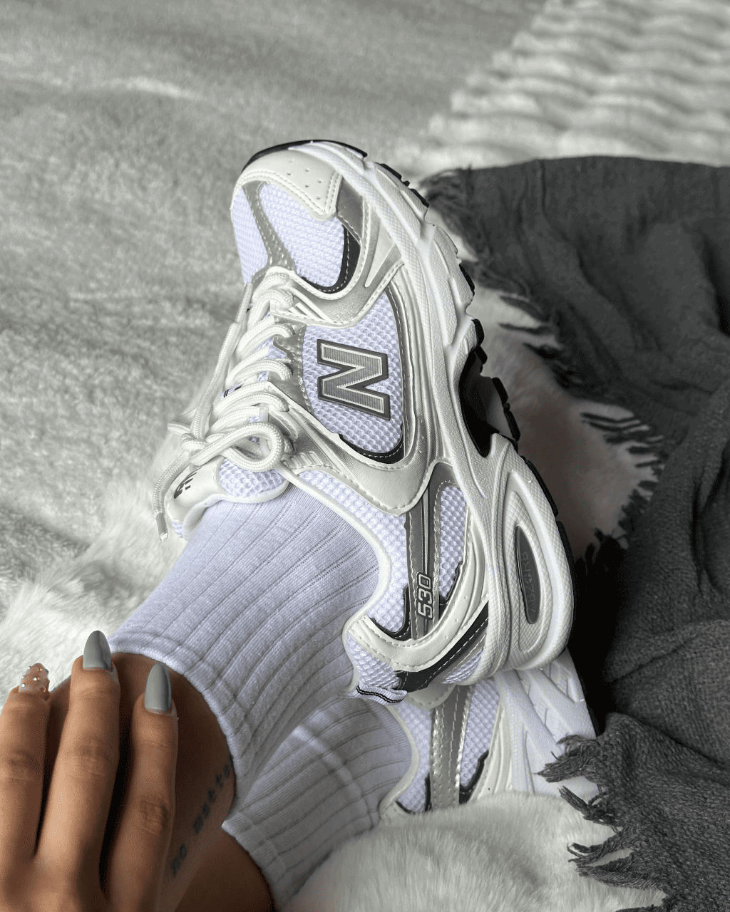 Tênis NB 530 branco feminino com detalhes prata e solado anatômico