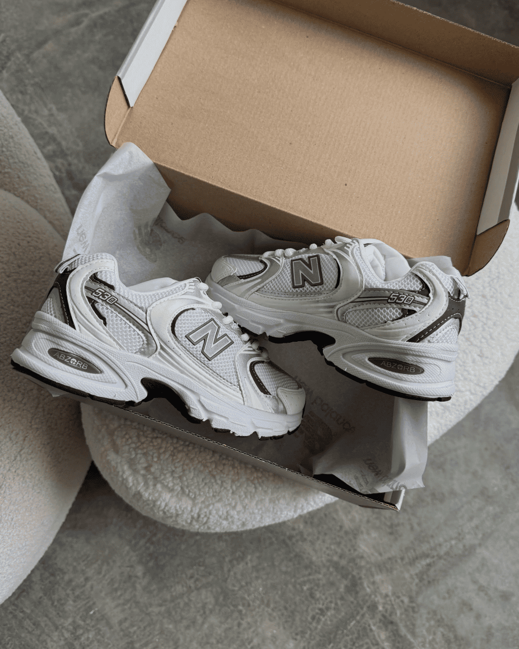 Tênis NB 530 branco feminino com detalhes prata e solado anatômico