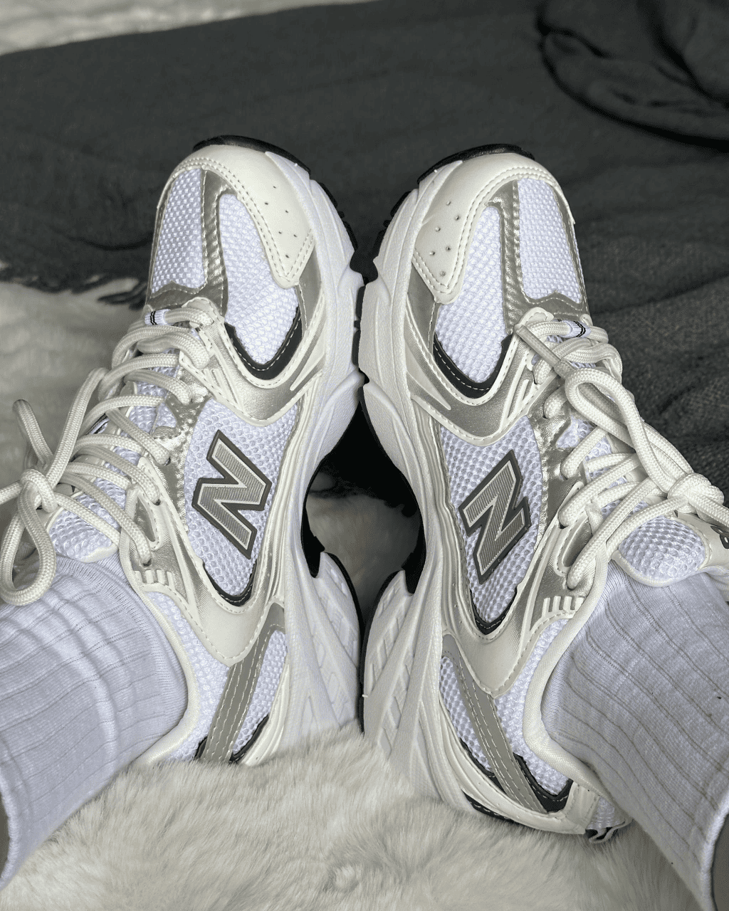 Tênis NB 530 branco feminino com detalhes prata e solado anatômico