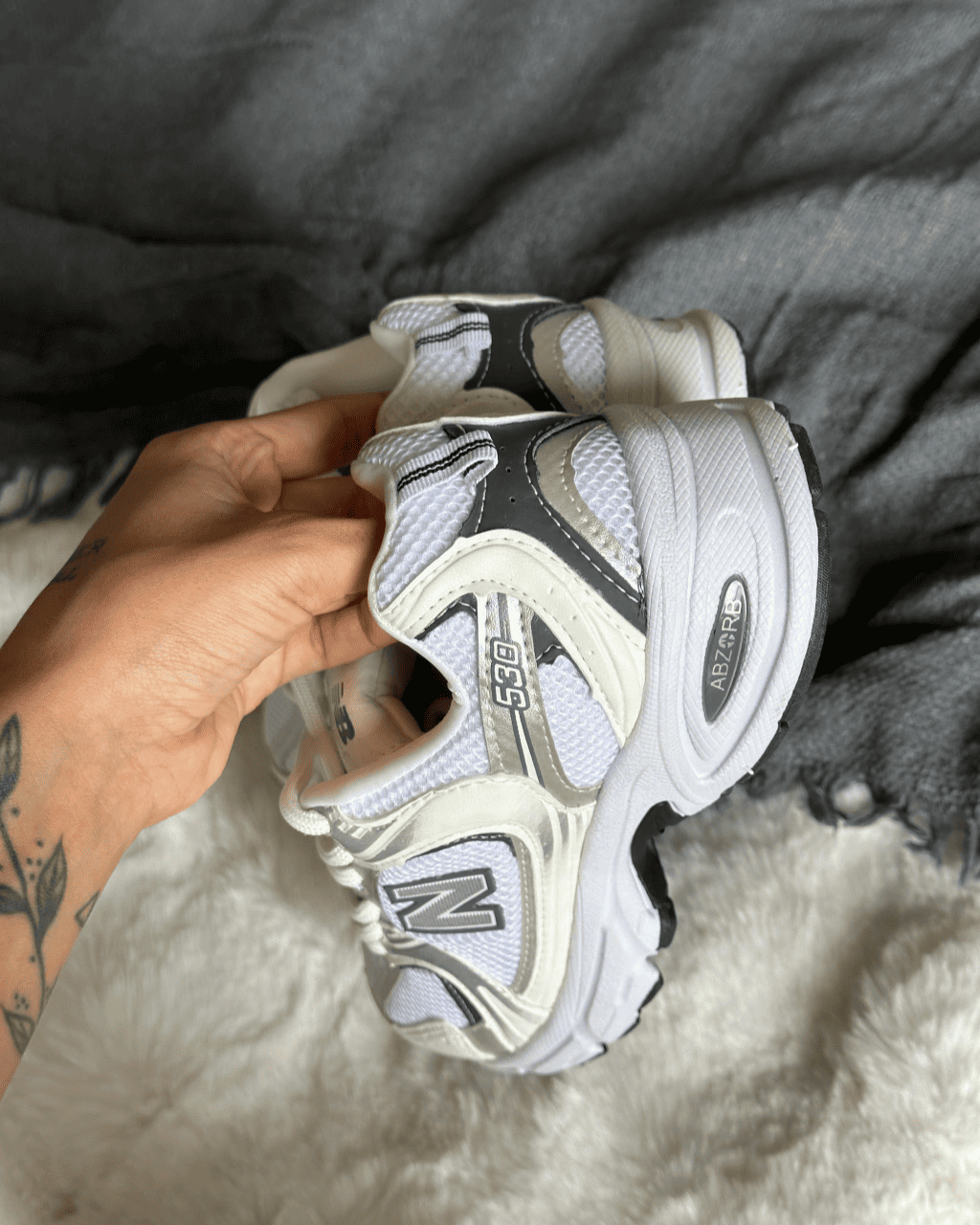 Tênis NB 530 branco feminino com detalhes prata e solado anatômico