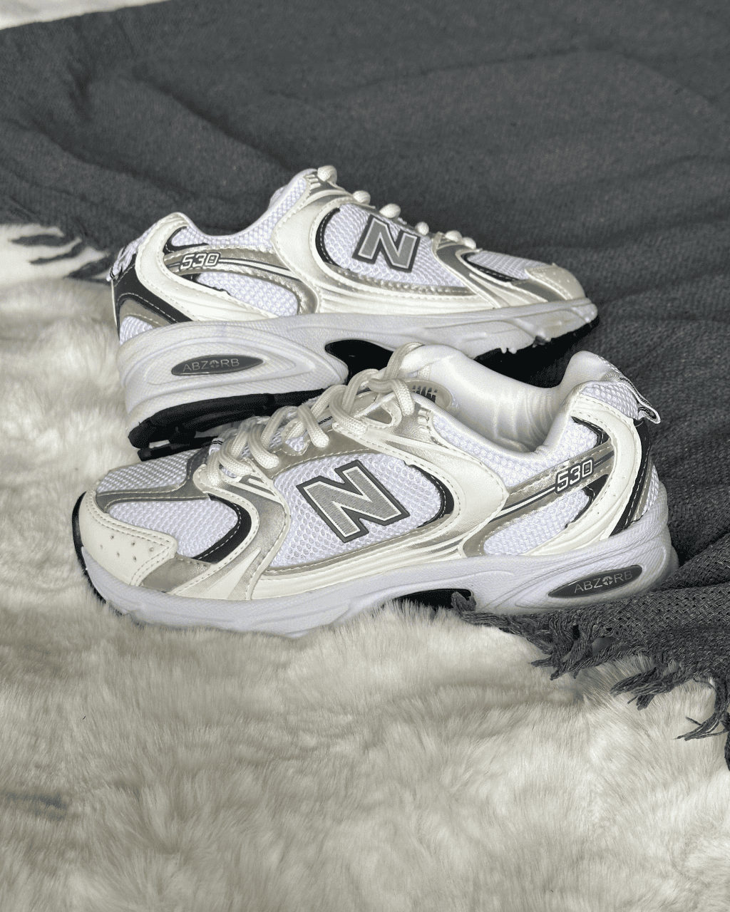 Tênis NB 530 branco feminino com detalhes prata e solado anatômico
