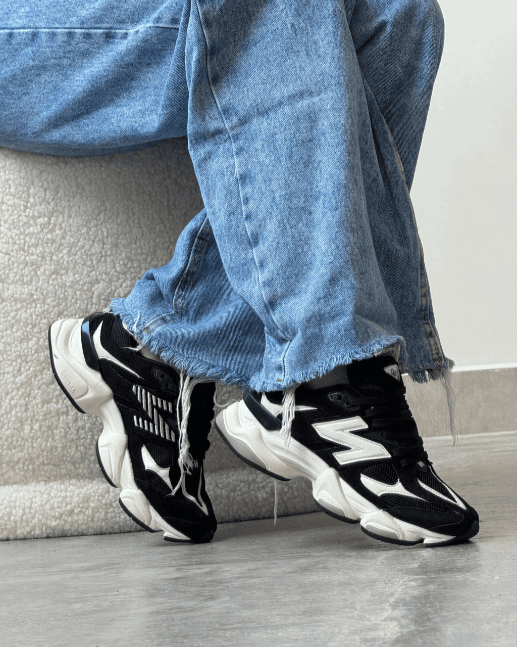 Tênis NB 9060 Black Feminino com solado robusto e acabamento em camurça