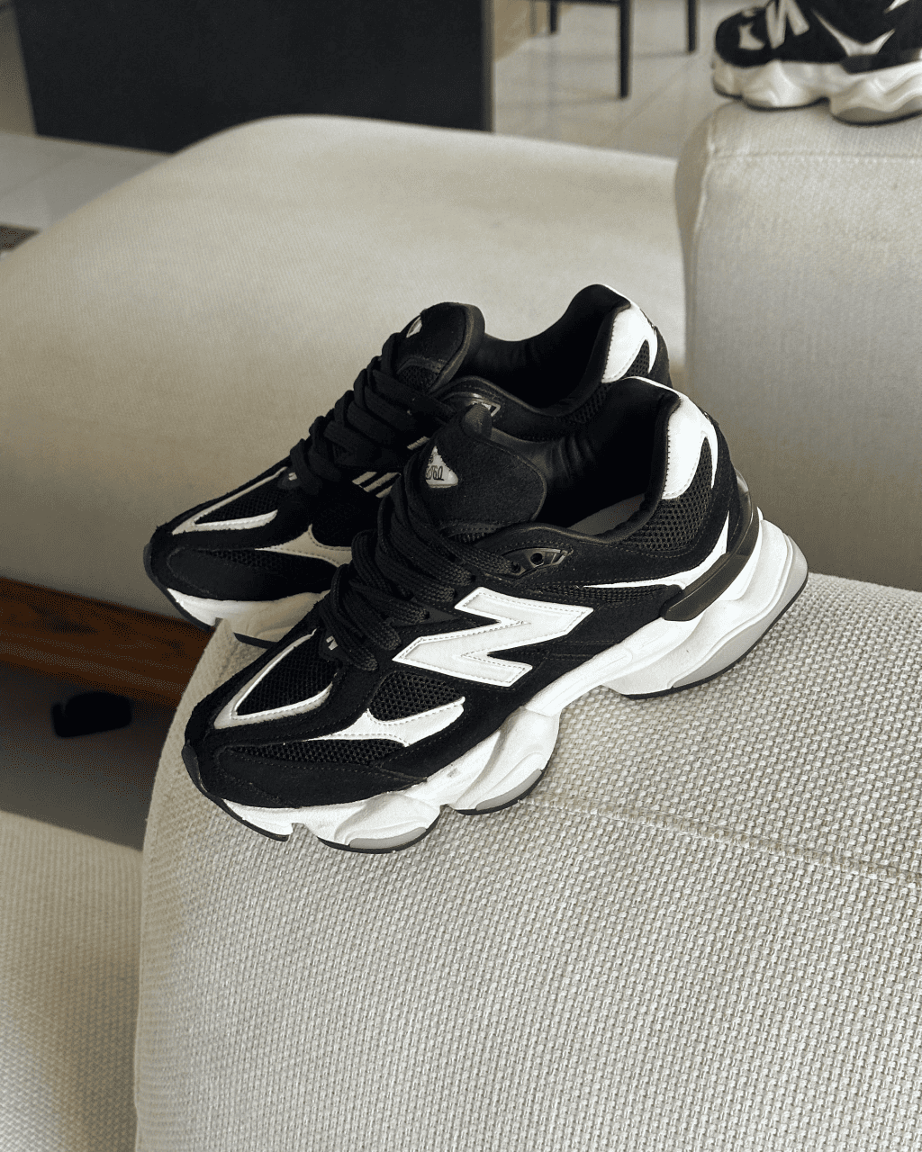 Tênis NB 9060 Black Feminino com solado robusto e acabamento em camurça