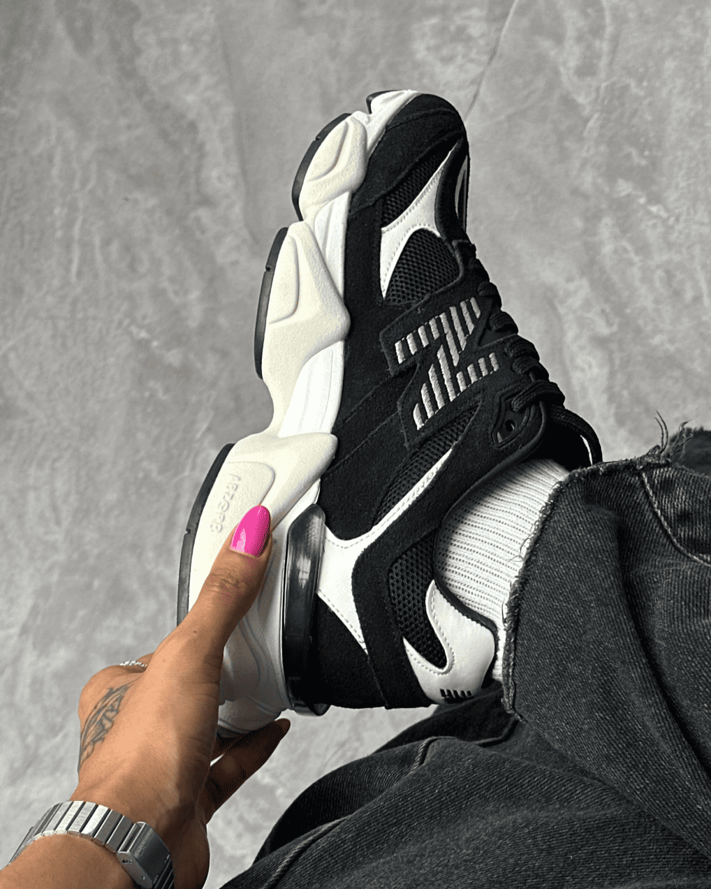 Tênis NB 9060 Black Feminino com solado robusto e acabamento em camurça
