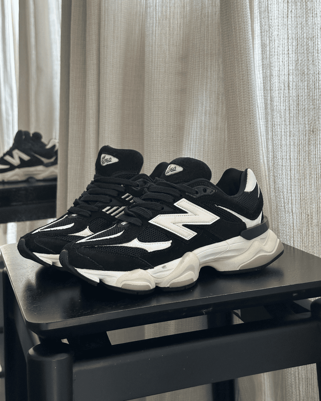 Tênis NB 9060 Black Feminino com solado robusto e acabamento em camurça