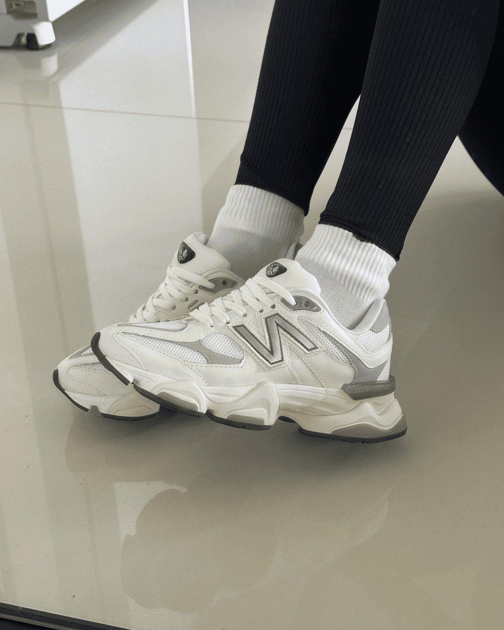 Tênis NB 9060 Branco Feminino com Design Retrô e Solado Anatômico