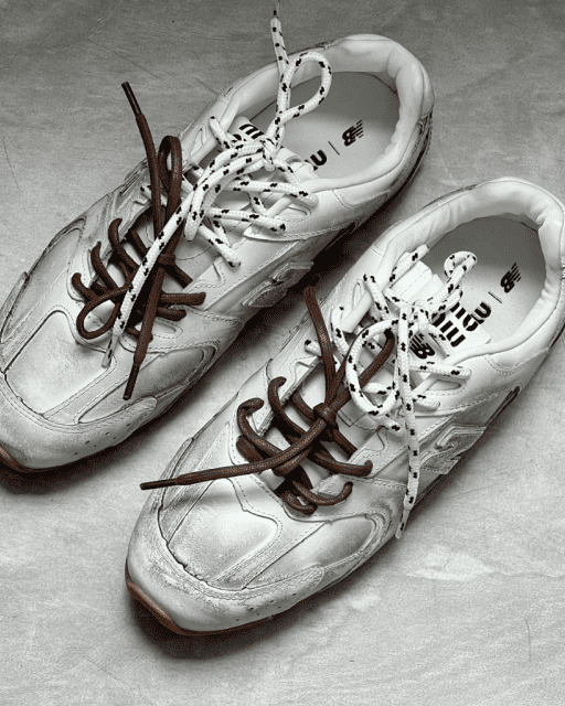 Tênis NB x MiuMiu 530 off-white com solado caramelo e dois cadarços (liso e estampado)