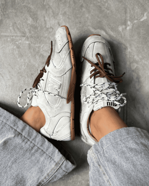 Tênis NB x MiuMiu 530 off-white com solado caramelo e dois cadarços (liso e estampado)