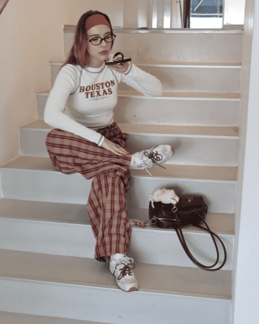 Tênis NB x MiuMiu 530 off-white com solado caramelo e dois cadarços (liso e estampado)