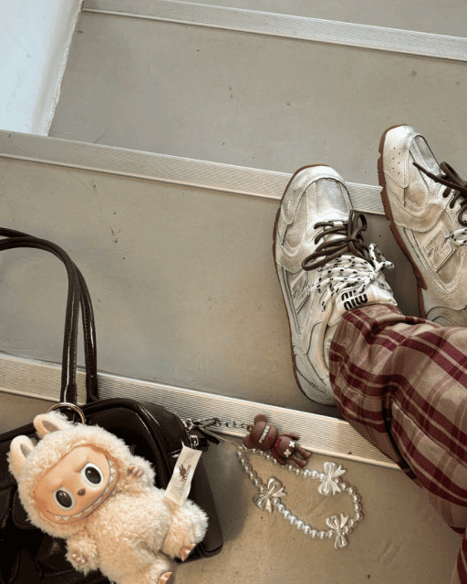 Tênis NB x MiuMiu 530 off-white com solado caramelo e dois cadarços (liso e estampado)