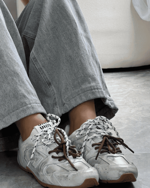 Tênis NB x MiuMiu 530 off-white com solado caramelo e dois cadarços (liso e estampado)