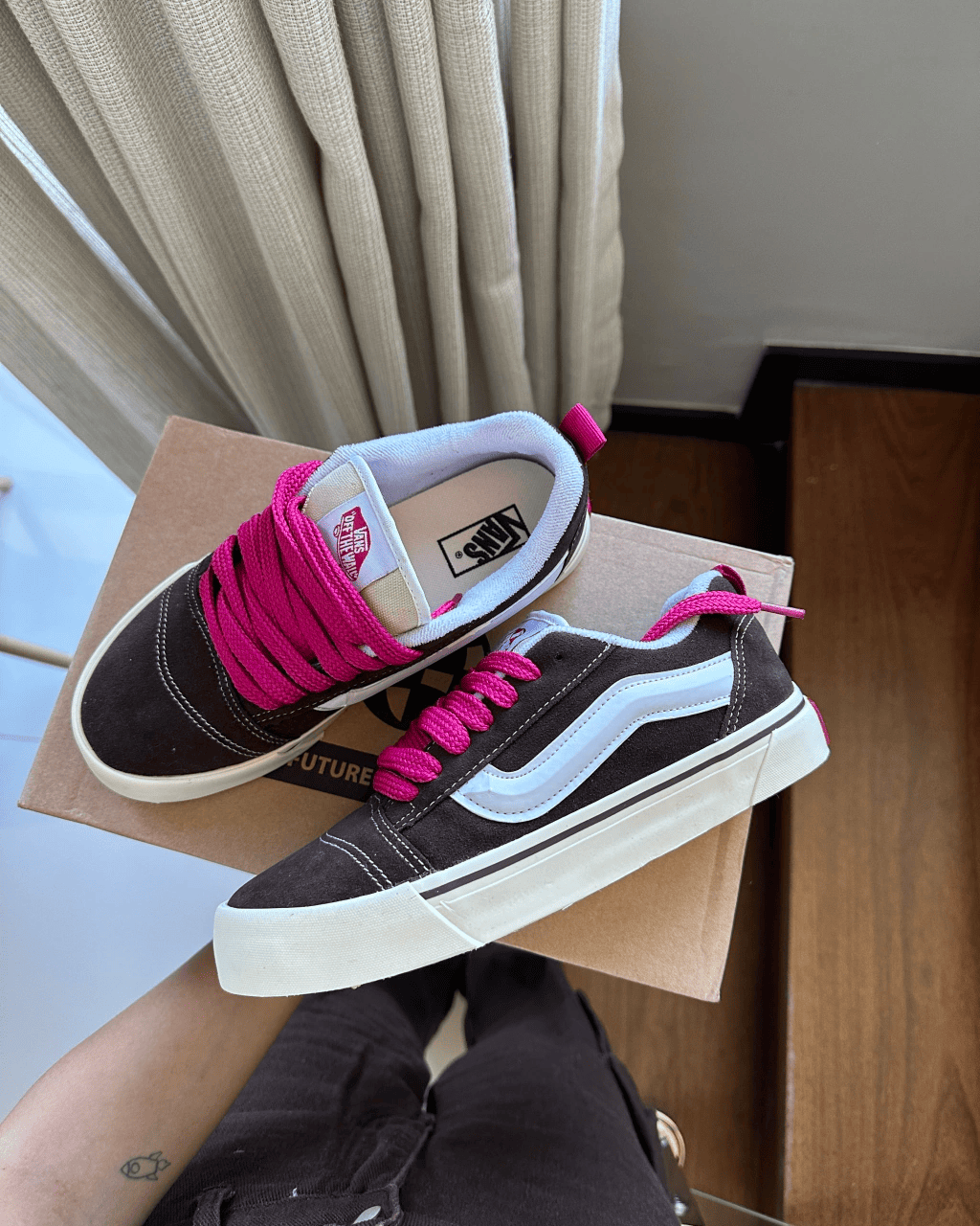 Tênis Knu Skool Marrom com Rosa Feminino em Camurça com Sola Waffle