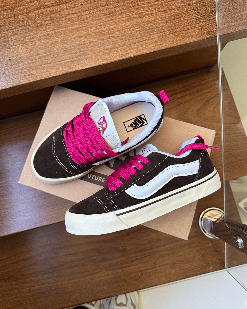 Tênis Knu Skool Marrom com Rosa Feminino em Camurça com Sola Waffle
