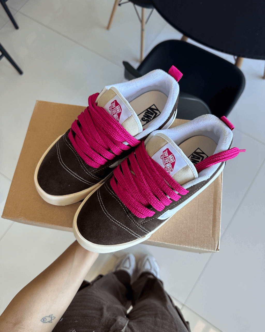 Tênis Knu Skool Marrom com Rosa Feminino em Camurça com Sola Waffle