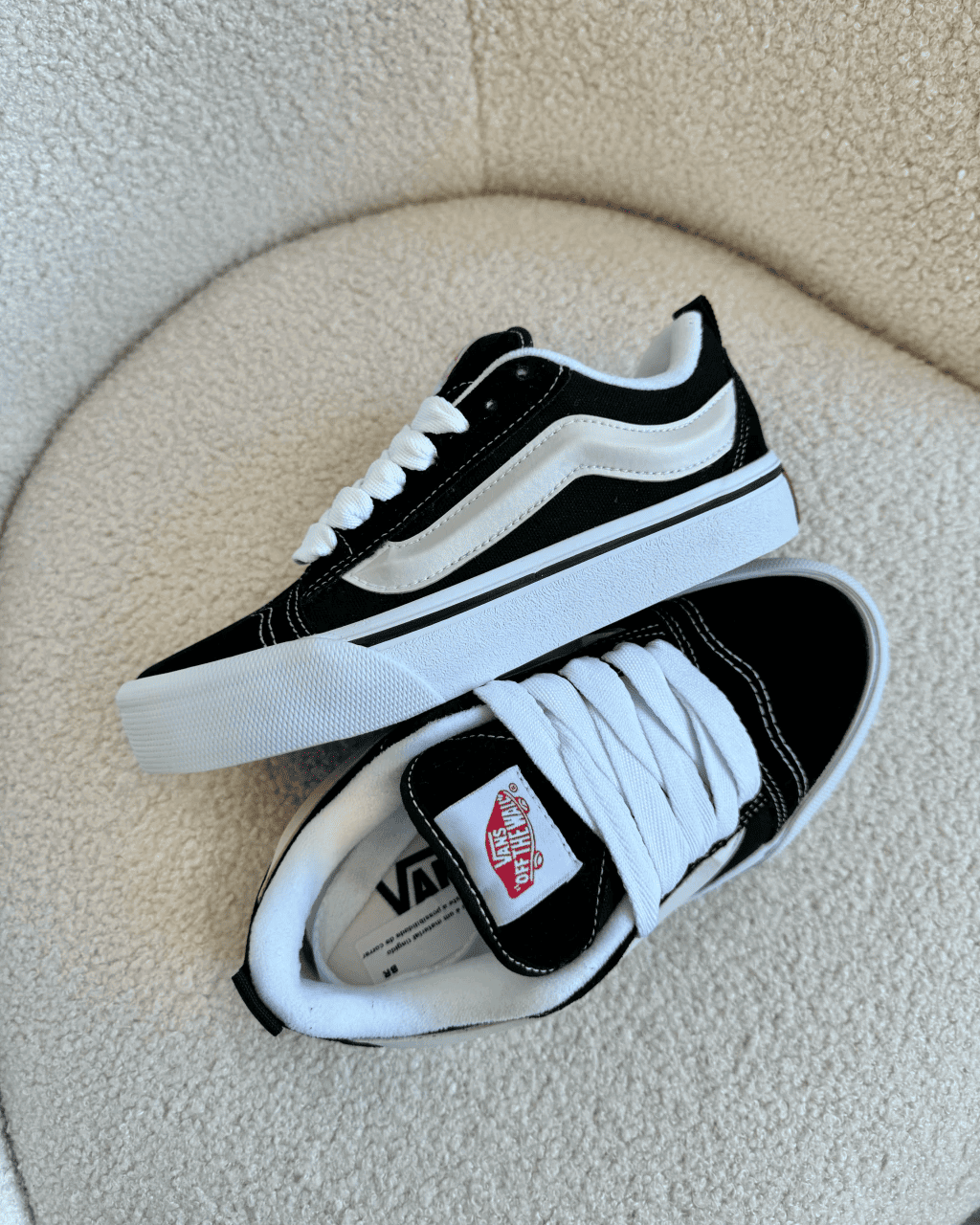 Tênis Knu Skool Preto e Branco Feminino em Camurça com Sola Waffle